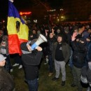 Revoluţie cu huligani care se bat fără un scop precis